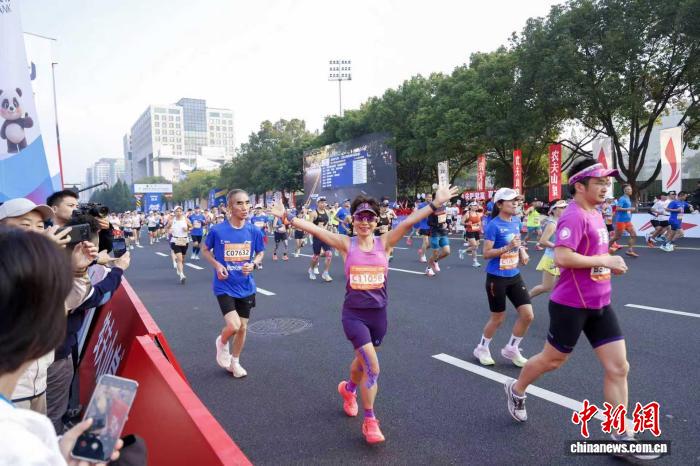 2025杭州马拉松:三万跑者竞逐湖光山色的美丽赛